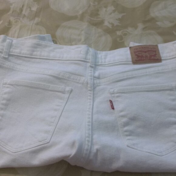 LEVIS WHITE JEAN BERMUDA SHORTS,LADIES SIZE 12 - Picture 6 of 6